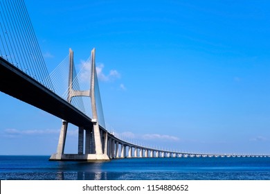 Vasco da Gama Brücke über den Fluss Tagus in Lissabon