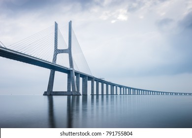 Puente Vasco da Gama al amanecer en Lisboa, Portugal