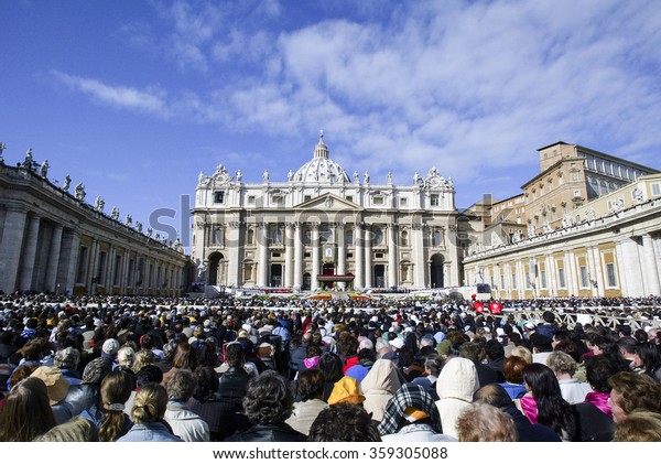 VATICAN CITY, VATICAN - 19\
OCTOBER 2003: Worshippers gather in St. Peter\'s Square at the\
Vatican to celebrate Mother Teresa\'s beatification led by Pope John\
Paul II.