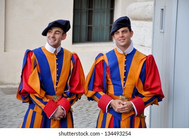 VATICAN-AUGUST 10: Papal Swiss Guard in uniform on August 10, 2009 in Vatican. Swiss Guards are the Swiss soldiers who have served as bodyguards, ceremonial guards, and palace guards.