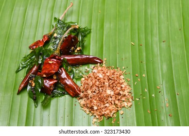 vattal mulaku, chili pepper/chile/chilli pepper from Nahuatl, genus Capsicum. Dry chilly pepper, curry leaves used as seasoning for sambar, chutney, curry. Kerala,Tamil Cusines Kashmiri/Kashmiry