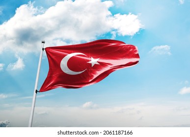 Türk bayrağı ve mavi gökyüzü bulutlar. Translation: Turkish flag and blue sky with clouds.
