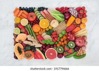 Obst und Gemüse auf Veganpflanzenbasis für einen gesunden Lebensstil mit hohem Gehalt an Antioxidantien, diätetischen Fasern, Anthocyane, Vitamine, Omega 3, Lycopin, Protein, Carotinoide und Protein. Draufsicht auf Marmor.
