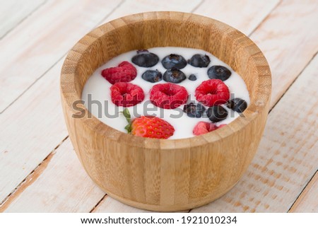 Yoghurt with fresh fruits