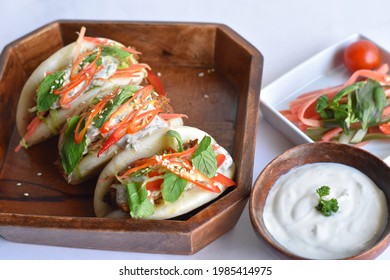 Vegetable and chicken bao with dip
