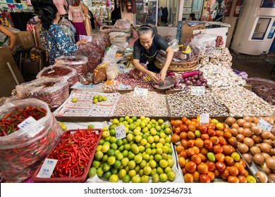 Khám phá thế giới tươi tốt với những trái cây và rau củ tươi ngon từ chợ rau của chúng tôi. Với một loạt các sản phẩm sạch và tươi, chúng tôi cam kết mang đến những sản phẩm tốt nhất cho sức khỏe của bạn. Trải nghiệm shopping cho sức khỏe của bạn với giá cả phải chăng và chất lượng và hàm lượng dưỡng chất tốt nhất. 