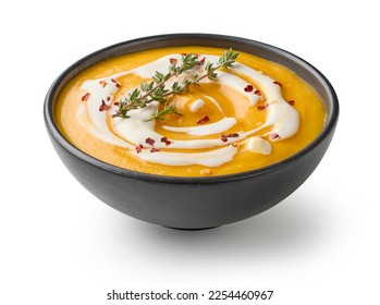 sopa de crema vegetal decorada con chile flakes y tomillo aislado de fondo blanco