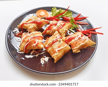 Vegetable dumpling, fried crispy with sauce.