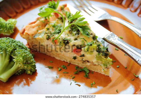 Vegetable pie\
with broccoli, cheese and fresh\
parsley