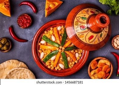 الطبخ المغربي الطحين المغربي Vegetable-tagine-almond-chickpea-couscous-260nw-1456687181