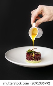 Gemüsegärtartar mit gelber Soße als Vorspeise in einem gepflegten Restaurant