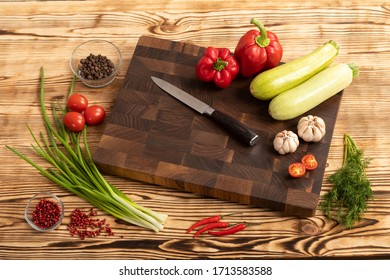 Gemüse und Grün auf Holzbrett