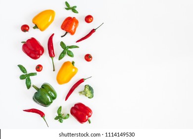 Gemüse auf weißem Hintergrund. Rahmen aus frischem Gemüse. Tomaten, Paprika, Kohl, grüne Blätter. Flachbildschirm, Draufsicht, Kopienraum