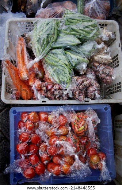 Vegetables that have been\
divided into each plastic wrap are ready to be sold                \
              