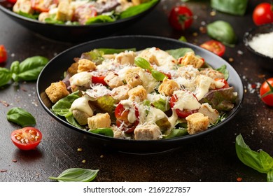 Ensalada vegetariana con pollo sin carne, tomates de cereza y lechuga
