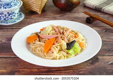 Vegetarian Hong Kong Noodle.  Stir Fried Hong Kong Noodle With Mushroom, Carrots, Green Vegetables And Veggie Sausage. Chinese Vegetarian Noodle For Vegetarian Festival.