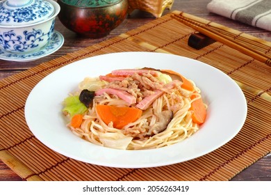 Vegetarian Hong Kong Noodle.  Stir Fried Hong Kong Noodle With Mushroom, Carrots, Green Vegetables And Veggie Sausage. Chinese Vegetarian Noodle For Vegetarian Festival.