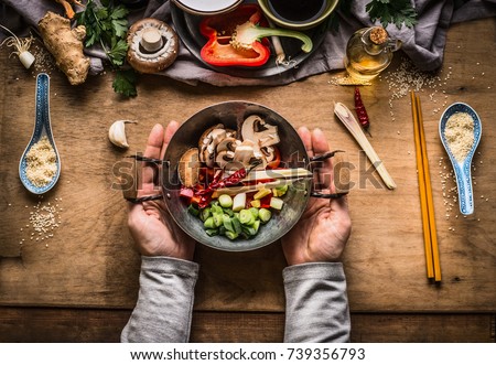 Foto Bild Weibliche Hände machen Hähnchenspieße mit Gemüse zum Grillen