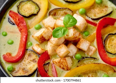 Vegetarian Thai Green Curry With Tofu In Black Bowl. Veg Green Thai Curry Is Thailand Cuisine Dish With Green Chillies Paste, Basil, Spices And Vegetables. Close Up. Thai Food