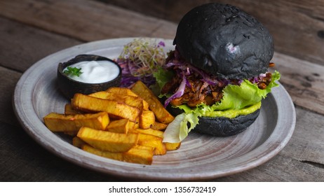 Vegetarian,food,cruelty Free,jack Fruit,aioli Sauce,hand Cut,vegan,lettuce,healthy,lifestyle,salad,five A Day,main,sauce,ideas,authentic,rustic,golden,white,garlic,concept,different,black Bun,blurred 