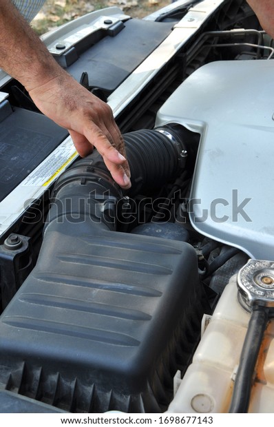 A vehicle arriving at the\
technical service for maintenance, the technician checks the\
fault