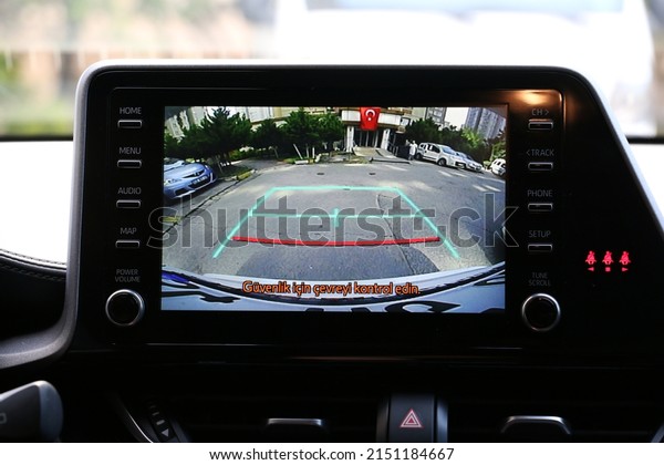 Vehicle backup camera\
view on a car entertainment system. Translation: \