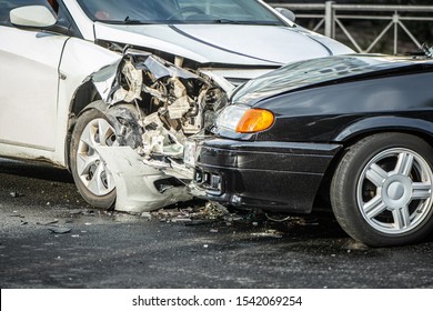 Vehicle crash: Car accident between black and white auto