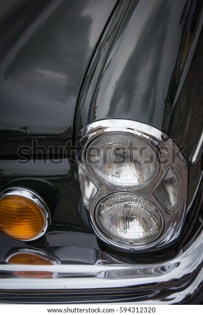 Vehicle\
historic, classic hood and front\
headlight
