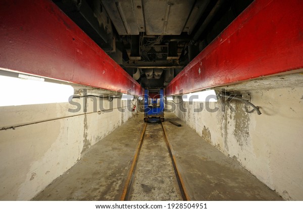 Vehicle\
inspection pit and the bottom of the\
trolleybus.
