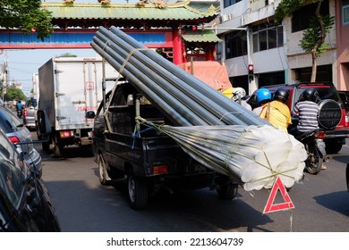 A Vehicle Passing On  Kembang Jepun Street Carrying A Heavy Load That Exceeds The Capacity Of The Car (Surabaya, 10 August 2016)