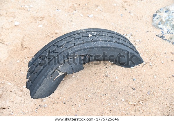 Vehicle tire which\
is the pollution on\
beach
