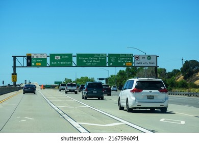 Vehicle Traffic On Northbound Highway 101 At Interstate 85. Overhead Highway Road Sign Showing Directions To San Francisco, Cupertino. Express Lane Only Sign - San Jose, California, USA - 2022