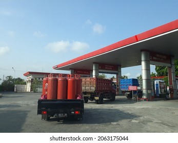 Vehicles Refueling Gas Station Kendaraan Mengisi Stock Photo 2063175044 ...