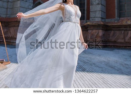 veil of the bride develops in the wind