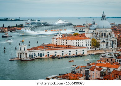 Vista aérea veneciana de la basílica de Santa Maria della Salute desde San Marco Campanile. Venecia, Italia. Buque de crucero flotando en laguna