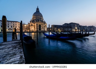 Góndola veneciana al atardecer, góndolas amarradas en Venecia con basílica de Santa Maria della Salute al fondo, Italia