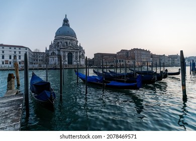 Góndola veneciana al atardecer, góndolas amarradas en Venecia con basílica de Santa Maria della Salute al fondo, Italia