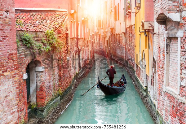 ベニス イタリアの緑の運河の水を通してゴンドラを刺すベニスのゴンドラ の写真素材 今すぐ編集 755481256