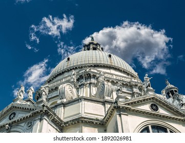 Venezuela, vista de baja angular de la Basílica de Santa Maria della Salute en Venecia en el Gran Canal 