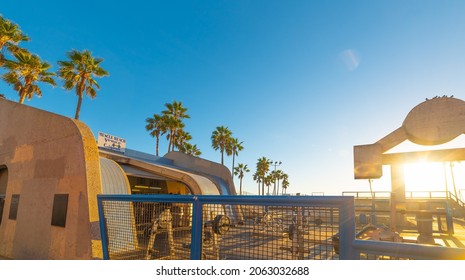 Venice Beach, USA - November 03, 2016: Blue Sky Over World Famous Muscle Beach At Sunset