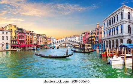 Venice Grand Canal, view of the Rialto Bridge and gondoliers, Italy