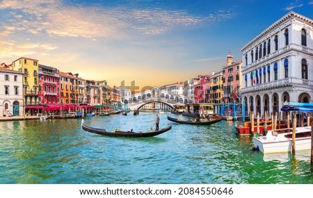 Venice Grand Canal, view of the Rialto Bridge and gondoliers, Italy