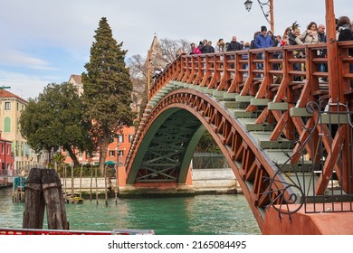 Venecia, Italia - 24 de febrero. 2019: Ponte dell Accademia en Venecia. Gente cruzando el puente de Venecia