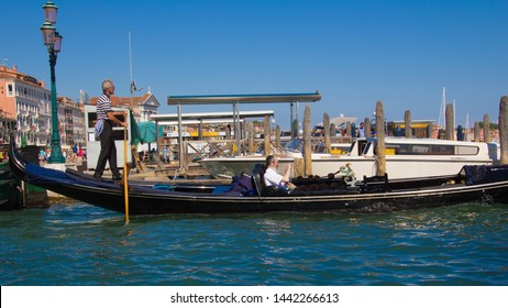 VENICE, ITALY: JULY 18 2014: A Man Wearing A Yamaka Departing In A Gandola