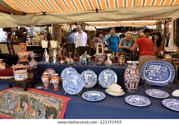 VENICE, ITALY - SEP 21, 2014: Old jewelry,\
accessories, toys, painting, arts, etc for sale at Venice Campo San\
Maurizio flea market. This flea market serves the professional\
antique dealers.