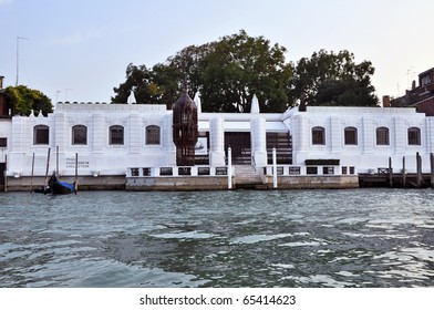VENICE, ITALY - SEPTEMBER 29: The Peggy Guggenheim Collection as seen from the Grand Canal in Venice on September 29, 2009. It is one of several museums of the Solomon R. Guggenheim Foundation
