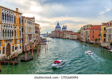  Venecia, Italia. Tráfico en el Gran Canal por la mañana. Basílica de Santa Maria della Salute