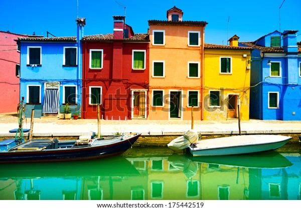 ベネチアのランドマーク ブラノ島の運河 カラフルな家と船 イタリア 長時間の露出写真 の写真素材 今すぐ編集