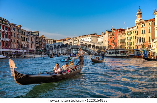 イタリア、ベネチア。グランドキャナルのゴンドラに、伝統的な青い縞 