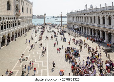 Venedig, Italien - 09.09.2016: Markusplatz in Venedig mit Doge's Palace von oben fotografiert. Touristen kaufen und sehen die Sehenswürdigkeiten.